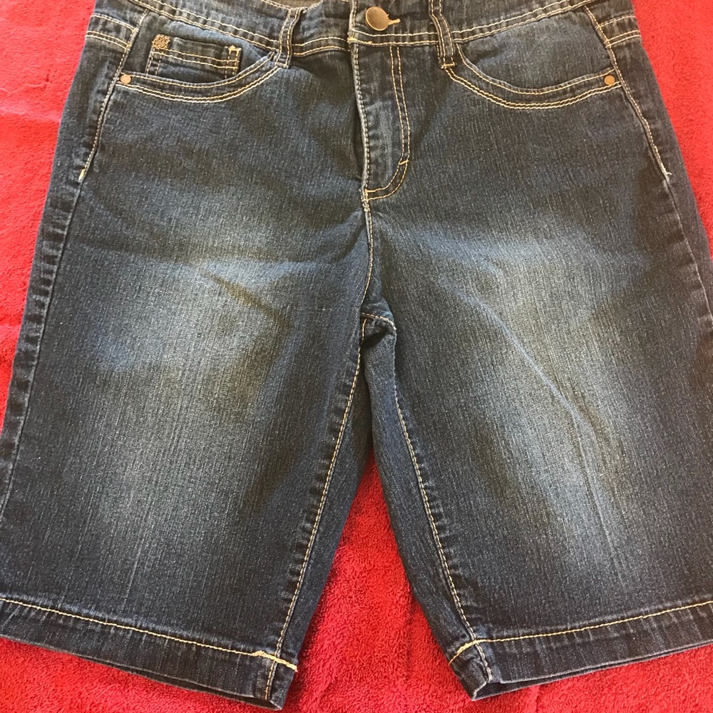 Women’s size 8 Nine West denim Bermuda shorts
